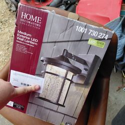 HOME DECORATORS COLLECTION

1001 730 274

ED

Save Save Energy

Medium Exterior LED Wall Lantern

Westbury Collection