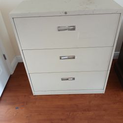 File Cabinet. 3 Drawer