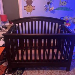 3-1 Crib/toddler Bed & Matching Changing Table 