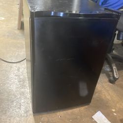 Hisense Mini fridge No Freezer Compartment 