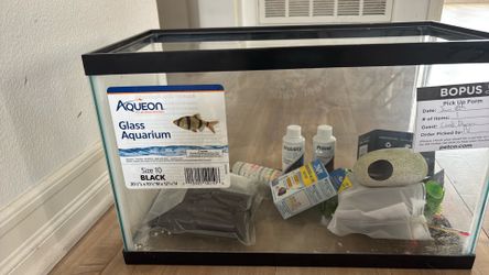 10 gallon fish aquarium with Seachem Prime and Stability - plants etc