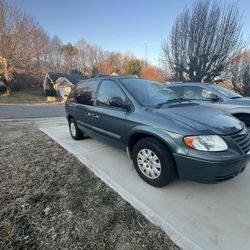 Chrysler Town Country 2005