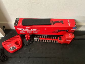 Milwaukee M12 FUEL 8 in. 12V Lithium-lon Brushless Cordless Hedge Trimmer Kit with 4.0 Ah Battery and Charger