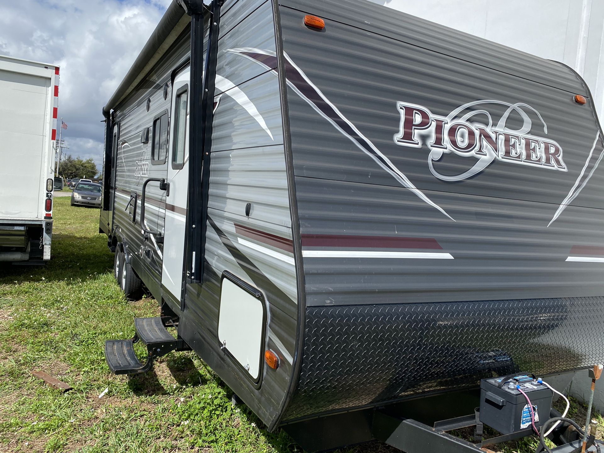 2018 Pioneer 28 foot RV camper travel trailer