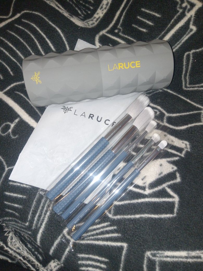LARUCE Beauty 5 Piece Makeup Brush Set Christine & Bonus Rennie Cup NEW RV$50