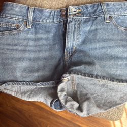 Size 32 Women’s Levi Shorts 