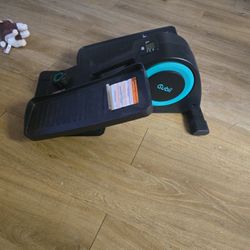 Cubii JR2 Compact Seated Elliptical Trainer 