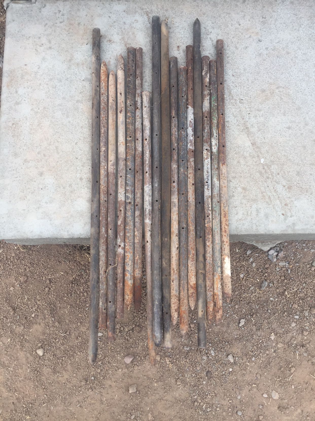 Concrete forming spikes