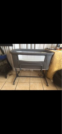 Baby Bedside Bassinet with Wheels