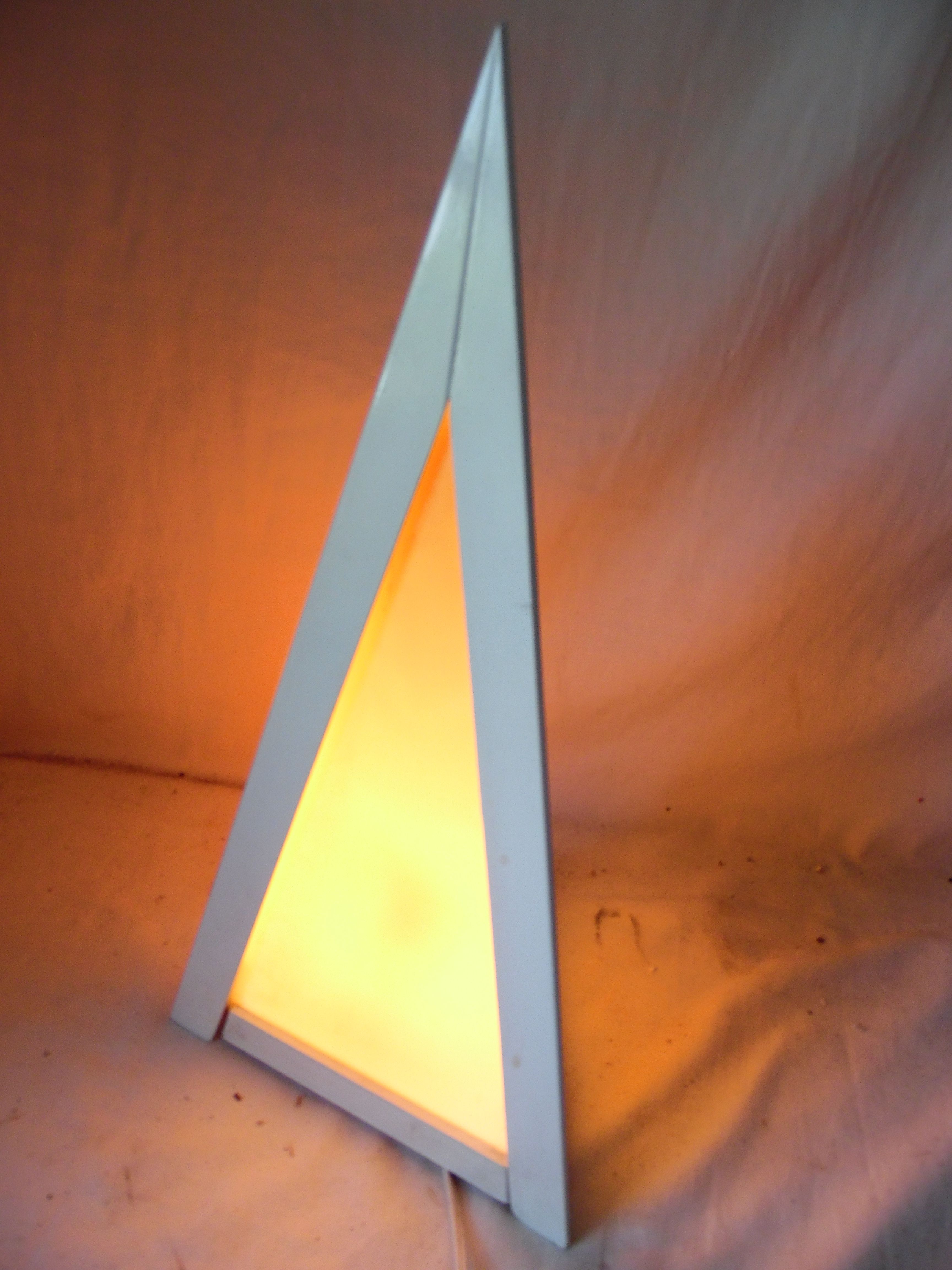 Neat Pyramid Shaped Triangular Table Lamp Night Light Fixture Wood & Plastic 19"