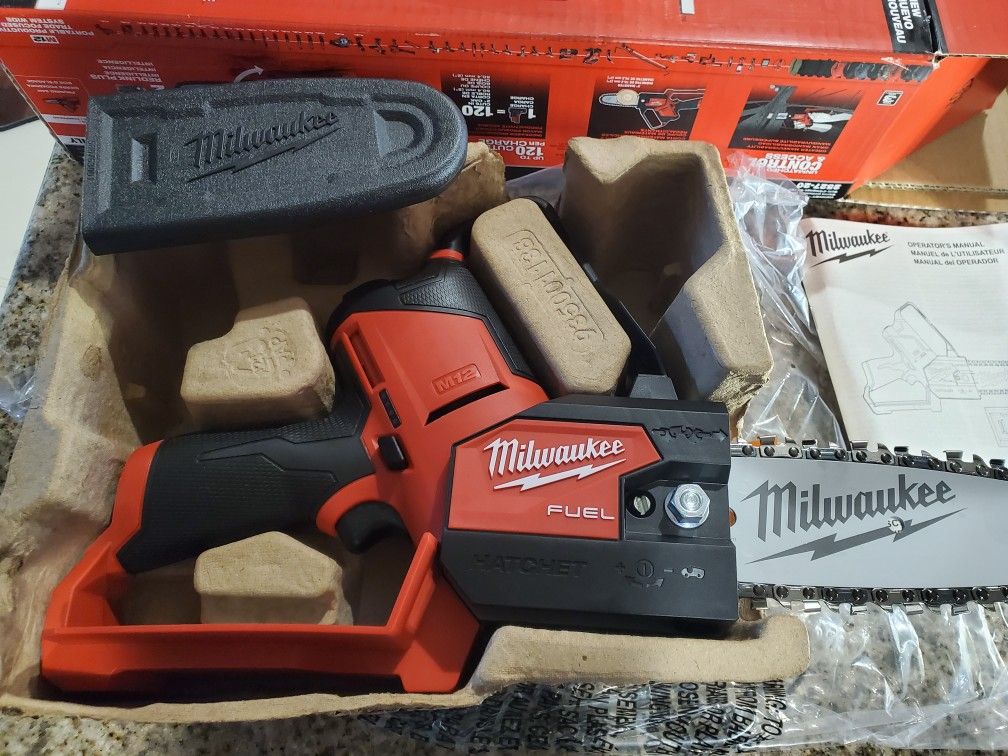 Milwaukee Fuel M12 Pruning Saw Hatchet