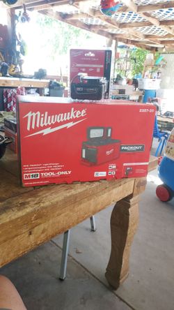Milwaukee
M18 18-Volt Lithium-lon
Cordless PACKOUT 3000
Lumens LED Light with Built-ln
Charger with (1) 5.0 Ah Battery