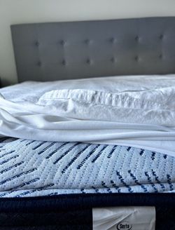 King bed with Serta Mattress