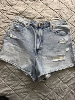 Levi shorts size 32