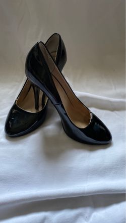 Black pumps