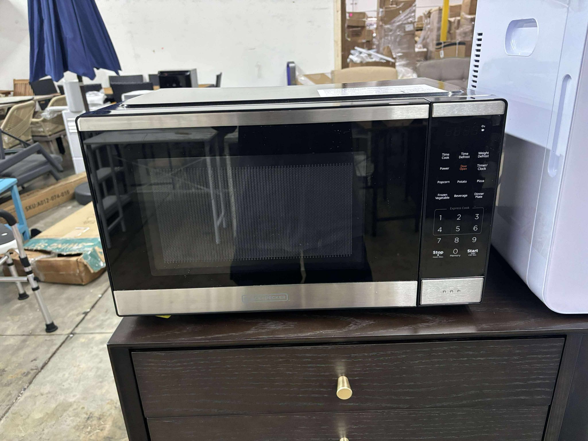BLACK+DECKER Countertop Microwave Oven 0.9 Cu Ft, 6 Auto Menus, Child Lock, Memory Function, 10 Power Levels