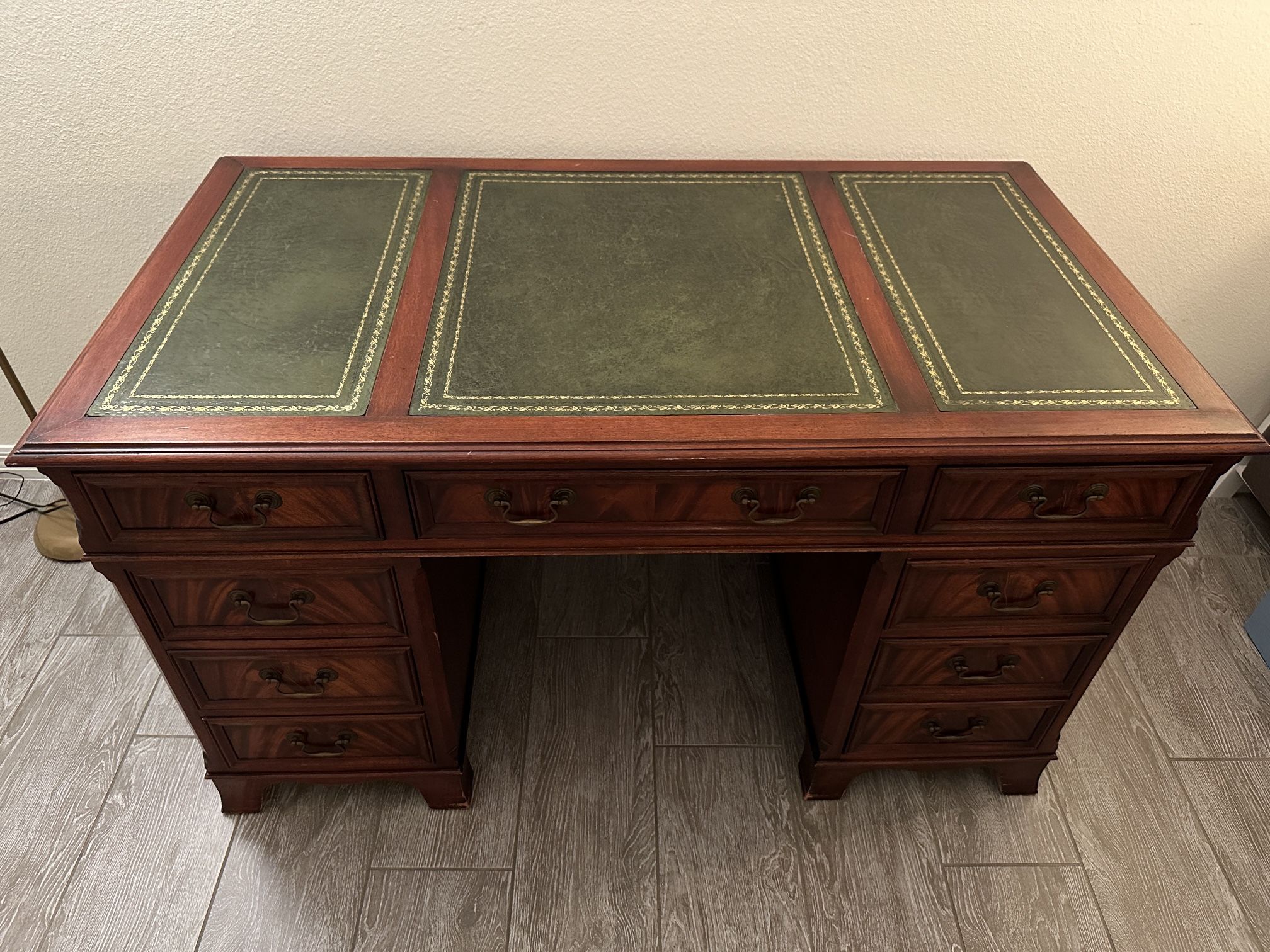 Beautiful Georgian style mahogany pedestal desk