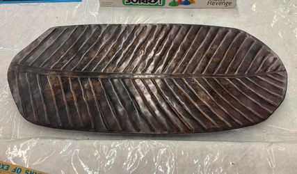 metal leaf footed centerpiece decor