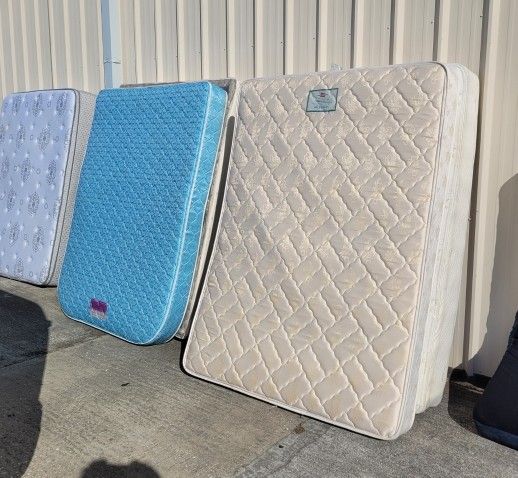 MATTRESS SALE! 😃👍ALL MUST GO! Kings, Queens, Twins, & LOTS of Furniture & Appliances!