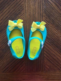 New green jelly shoes with bows