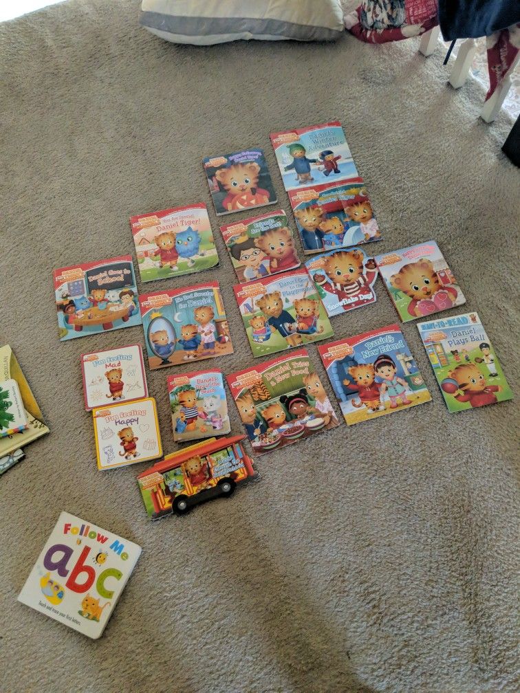 17 Daniel Tiger Books, Children's Books