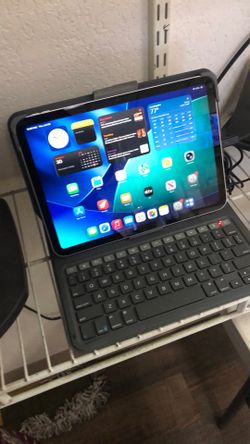 1003 Apple MPQ03LL/A 10.9” 64gb iPad 10th Gen W/ Keyboard Case & Charger 557037