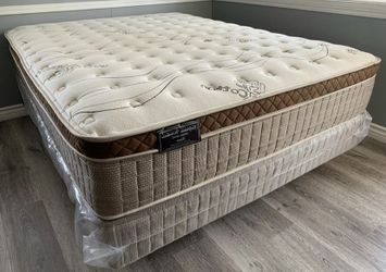 Queen organic cloud edition Europillow top 12inch mattress and boxspring !!
