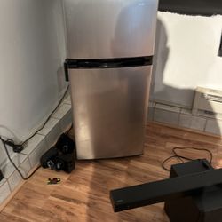 Mini fridge Works Like New 
