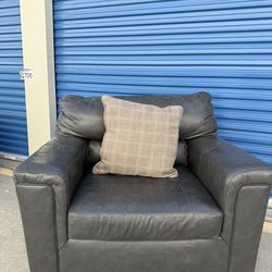 FREE DELIVERY 🚚🚛🚚 Awesome faux leather chair