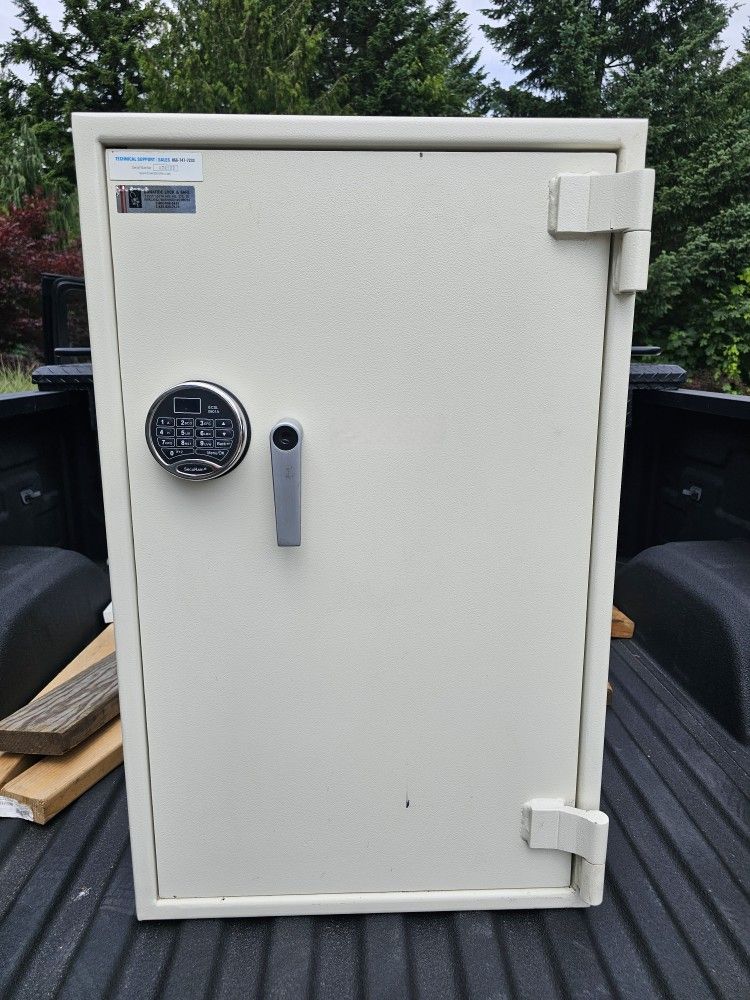Excellent Condition Safe w/ Drawers