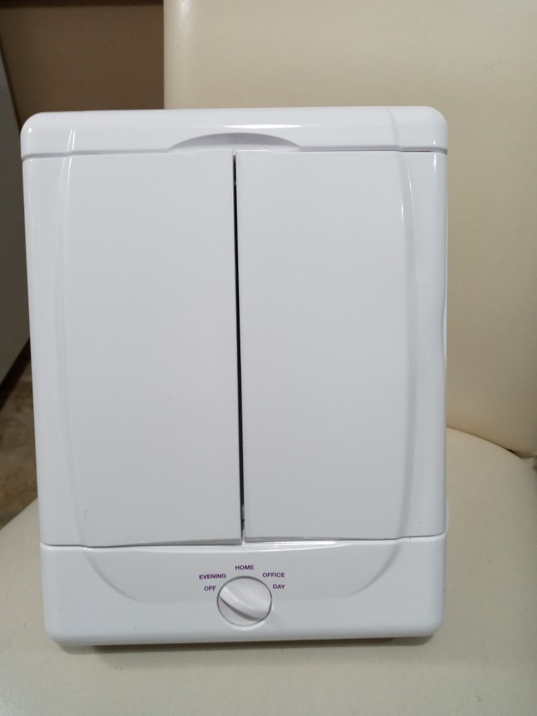 USED CONAIR PORTABLE MAKE-UP VANITY WITH LIGHTS.