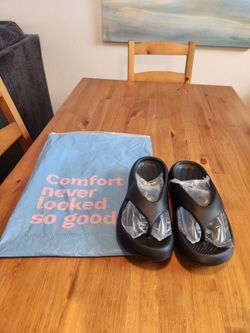 NEW IN BAG Women's Pillowslides Pillow Arch Support Flip Flops -Black Size 8/9 (SE San Diego)