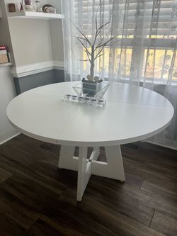 White Round Pedestal Dining Table