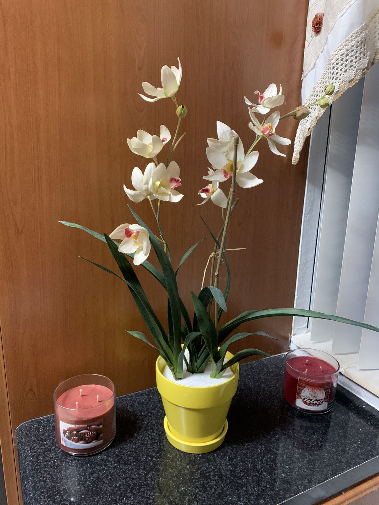 Orquídea artificial con base de cerámica
