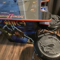 Mortal Kombat Arcade Game With Matching Stools