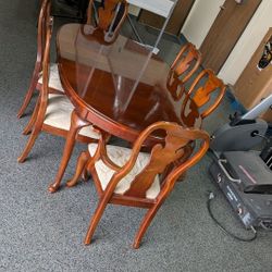 Beautiful Dining Set 6 Chairs Extra Leaf. $100