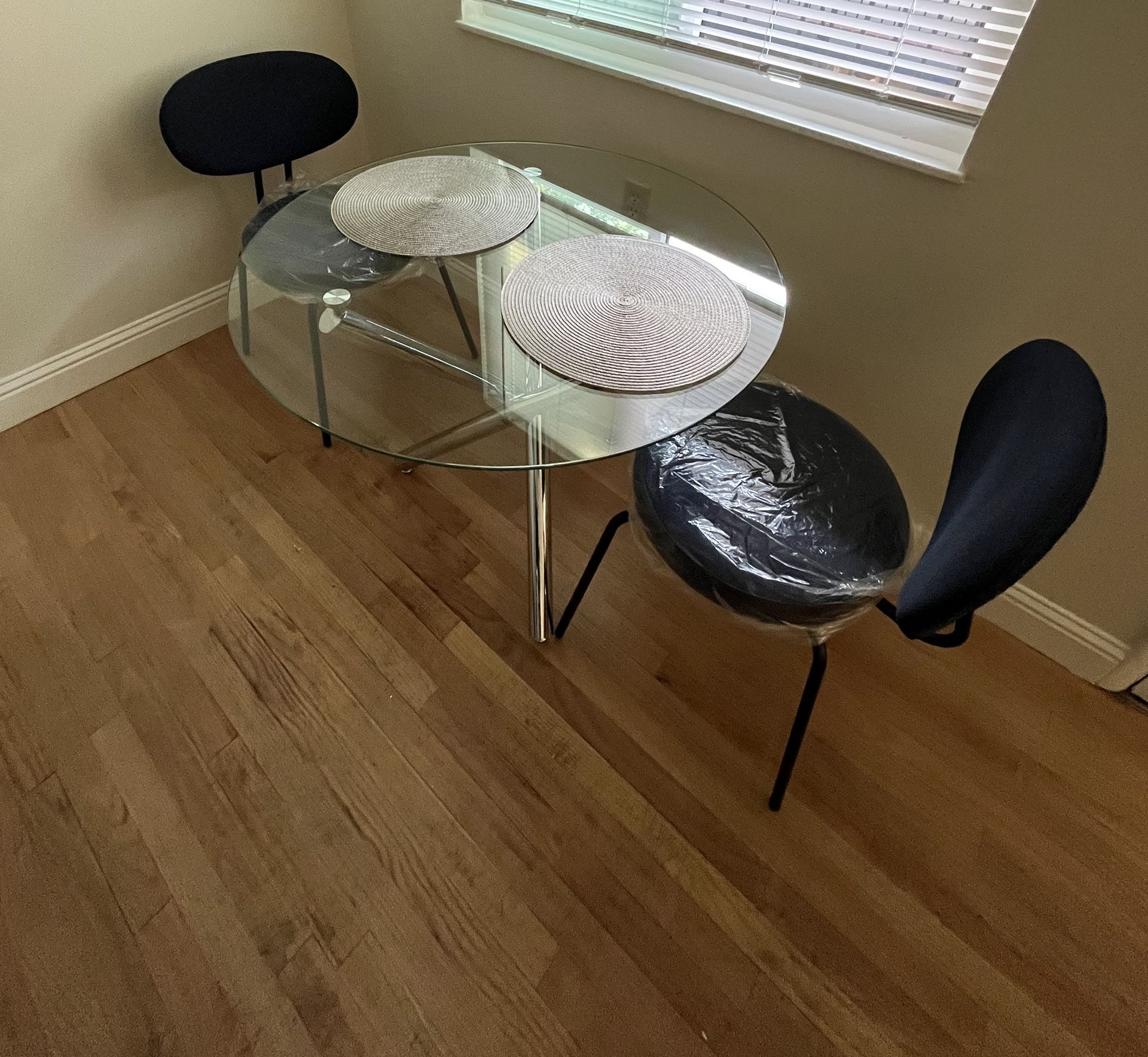 Glass Round dining table (all included)