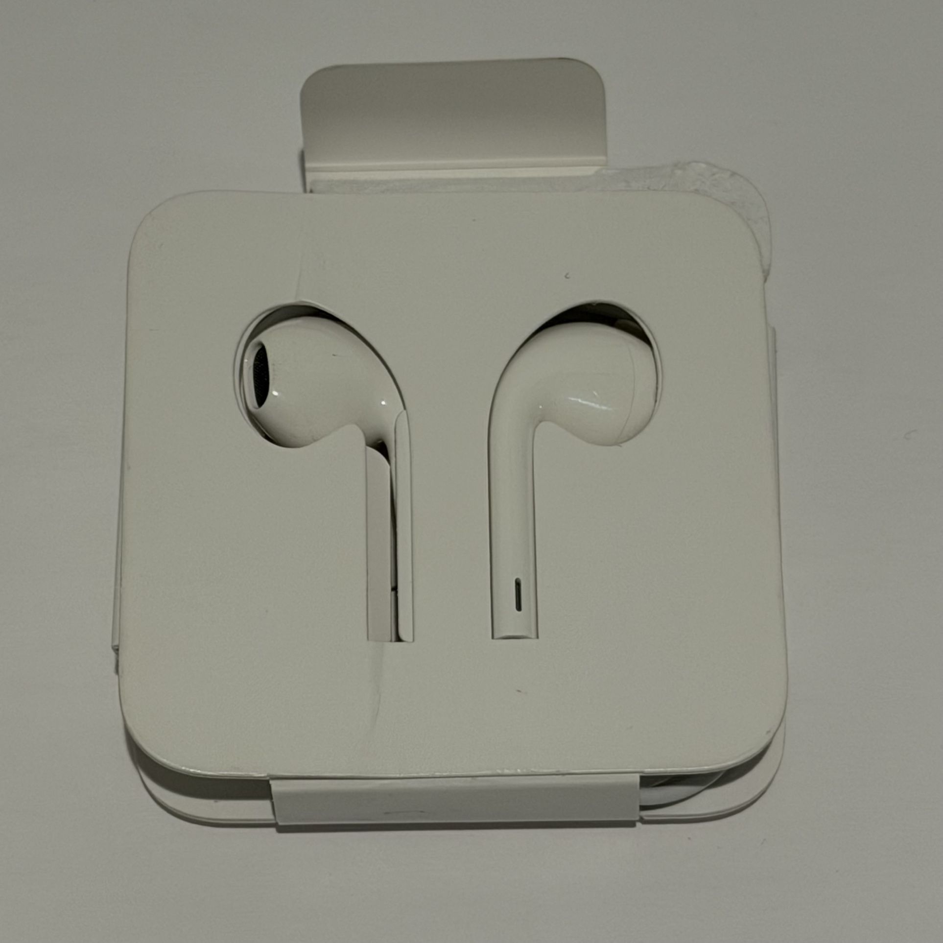 White Wired Earbuds iPhone cable headphones / Apple / Earbuds / Earphones  Brand New Never Used MAKE AN OFFER !!! 