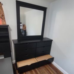 Eight drawers dresser with rails