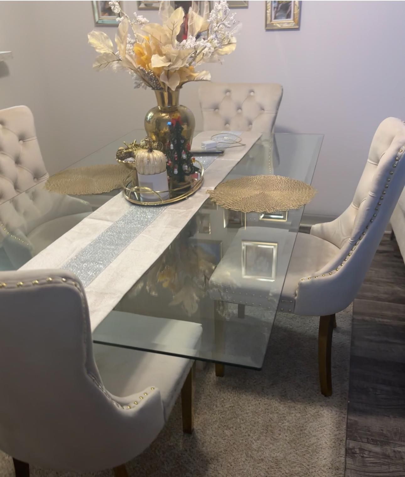 LIKE NEW DINNIG TABLE