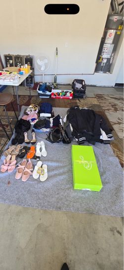 Cloths yard sell.