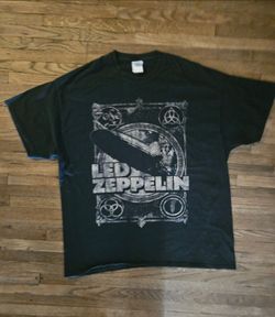 LED ZEPPELIN BAND LOGO ADULT (XLARGE SIZE) 25"X29" BLACK T-SHIRT