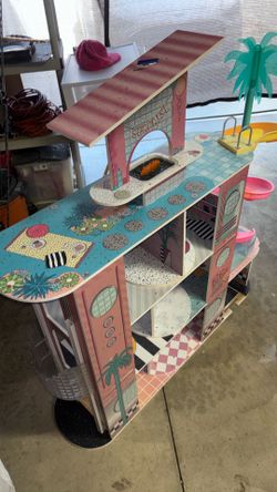 LoL doll house 48”x49”x13” huge good shape