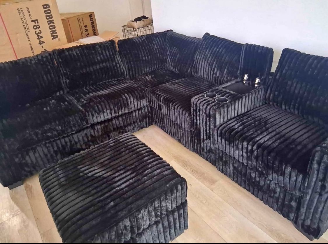 New Sectional Couch with USB Console, Cup Holders and Ottoman! Free Delivery 🚚!