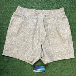 Lululemon Bowline grey and white pattern shorts