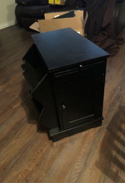 Side table/magazine holder