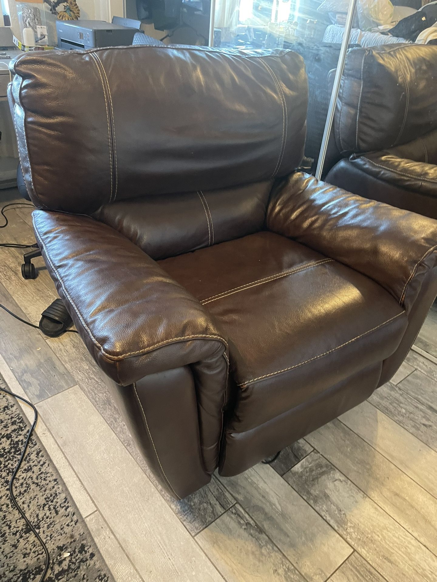 JEROMES POWER RECLINER. Like New. Sat In My Guest Room. Had to move