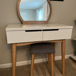 Make Up Desk With Mirror