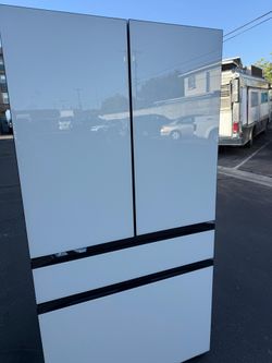 Bespoke 4-Door French Door Refrigerator (23 cu. ft.) with Beverage Center™ in White Glass
