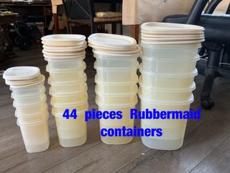 44  pieces  Rubbermaid  food  containers  -  $35